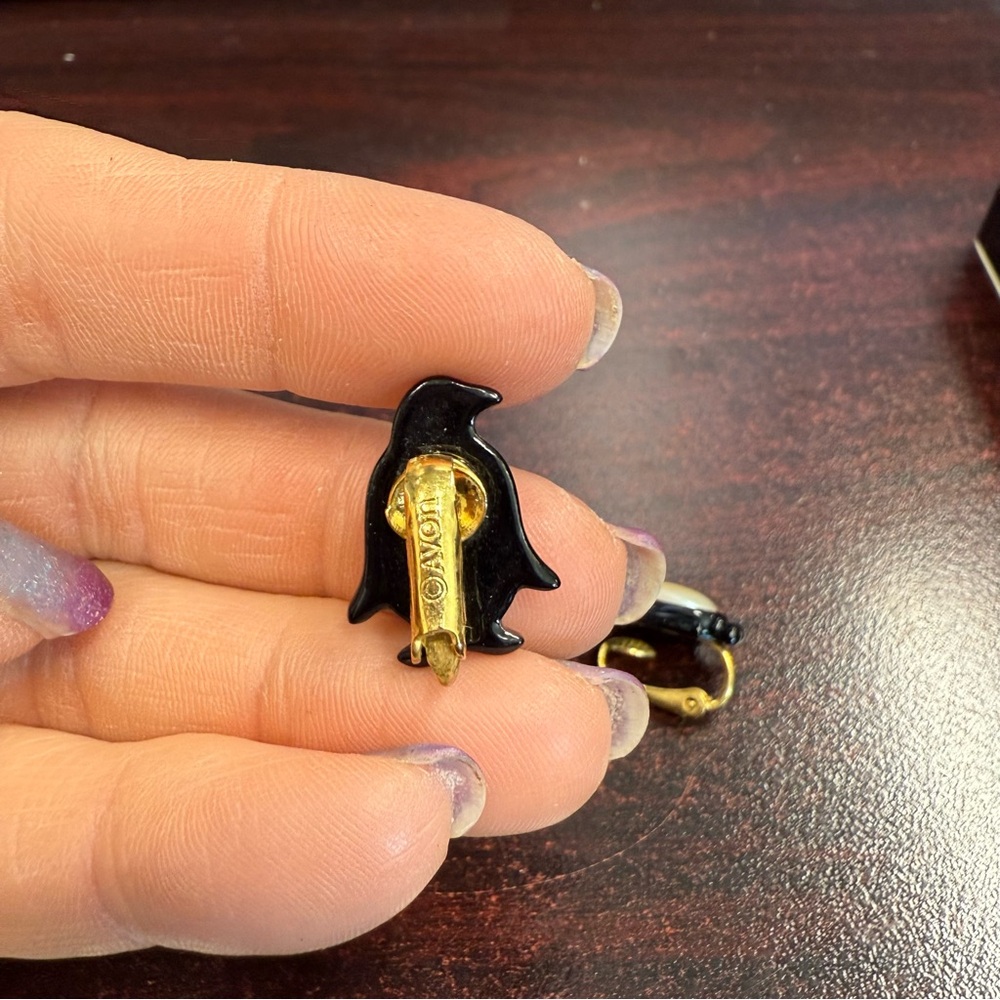 Avon “Penelope Penguin” Black and White Penguin clip Earrings NIB 1992 vintage - Picture 4 of 6